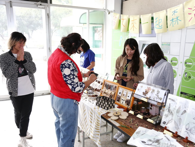 The event features a final presentation and sale of forest-inspired handicrafts made by the students.