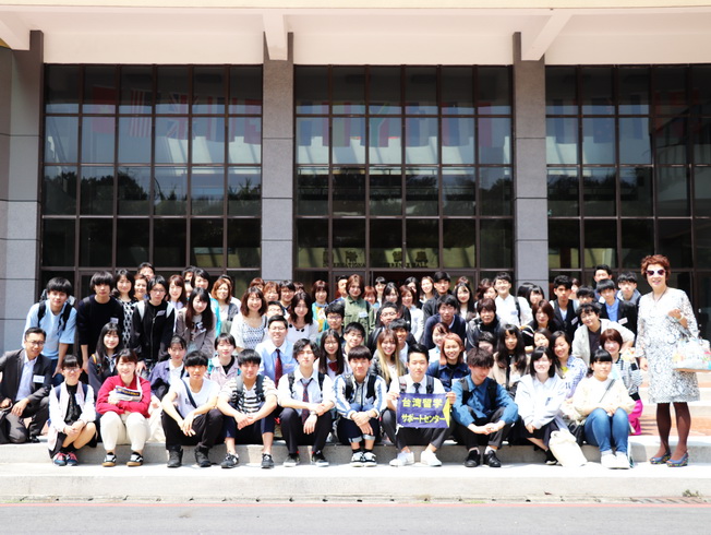 日本臺灣留學支援中心來訪學生及家長於嘉大國際學苑前合影(點擊左鍵可預覽大圖_另開新視窗)