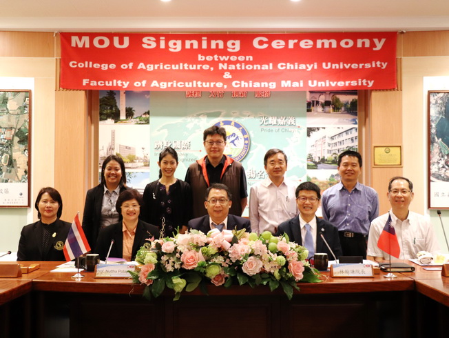 嘉大農學院與泰國清邁大學農學院簽署MOU後雙方代表合影(點擊左鍵可預覽大圖_另開新視窗)