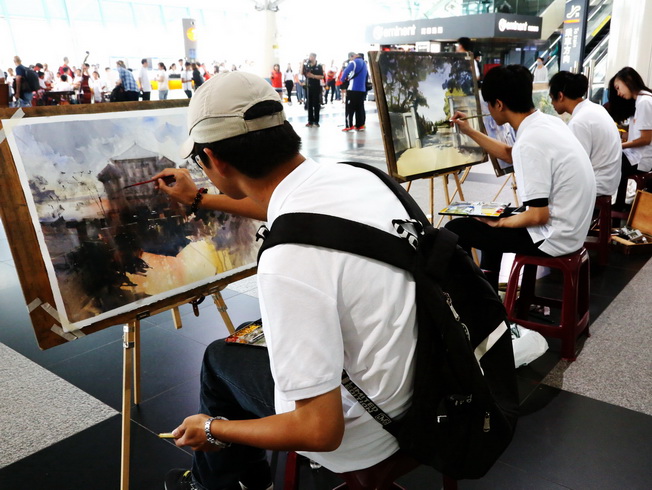 In the flash mob event held by NCYU, the students of the Department of Visual Arts sketched and painted watercolors at the hall of the High Speed Rail Chiayi Station, hoping to capture the hundred years’ glory by describing the earlier days of Kagi Agricultural and Forestry School and Taiwan Provincial Chiayi Junior Teachers College. 