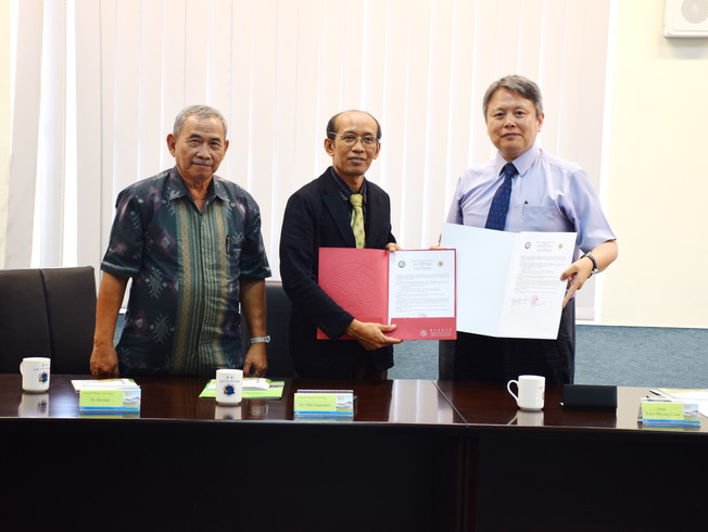 嘉大生科院陳瑞祥院長(右)與印尼日惹大學Dr.Alim Isnansetyo(中間)簽署MOU(點擊左鍵可預覽大圖_另開新視窗)