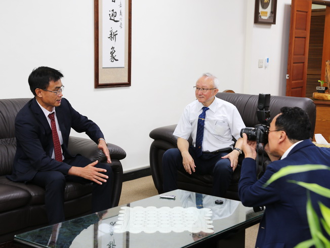  COA Chairperson Chen Chi-Chung visited NCYU President Chyung Ay, and gave an interview with journalists from Japan. 