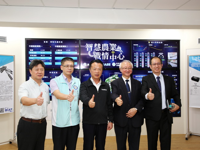 President Chyung Ay (second from right), Chiayi County Magistrate Weng Chang-Liang (middle), Tz-Cheng Lo (second from right), Deputy Director of the Economic Affairs Department, Chiayi City Government, Chen You-Nan (first from right), Vice Chairman of iBase Technology Inc., and Hsu Chang-Min (first from left), Director of the Agriculture Department, Chiayi County Government