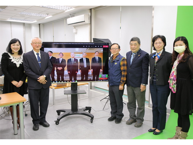 A group photo of NCYU President Chyung Ay and supervisors, and President Ogita Kiyokazu and other representatives from Setsuan University, Japan.