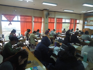 在菲律賓碧瑤語言學校，周六早上的自習室外竟然也坐滿著努力學習英語的學生