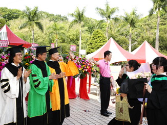 NCYU President Chyung Ay (middle) received the graduates at the entrance to the venue. 