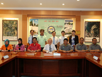 嘉大艾群校長與印尼及馬來西亞參訪團於第一會議室合影，點擊左鍵可預覽大圖(另開新視窗)