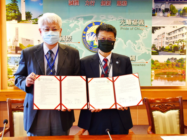 A group photo of NCYU President Han Chien Lin (right), and Chiayi Hospital of the Ministry of Health and Welfare Superintendent Yuan-Der Huang (left) at the signing ceremony