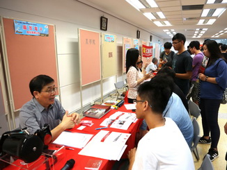 The electronic companies attracted students from the related departments to learn more about the job opportunities.
