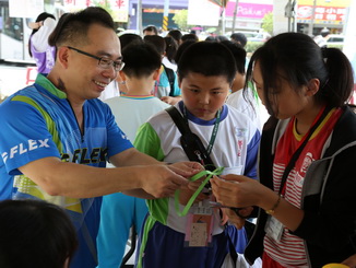 Prof. Pan Hung-Yu, Department of Applied Mathematics Assistant, NCYU, offered guidance to young students at the checkpoint game.