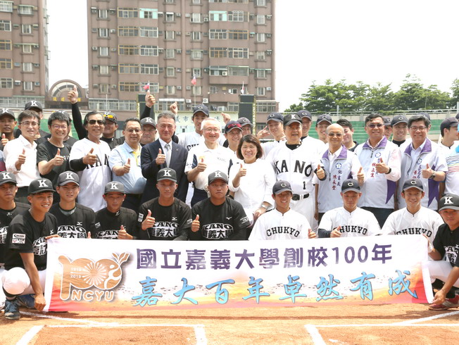 A group photo of the guests of honor, and baseball team members of NCYU and Chukyo University.