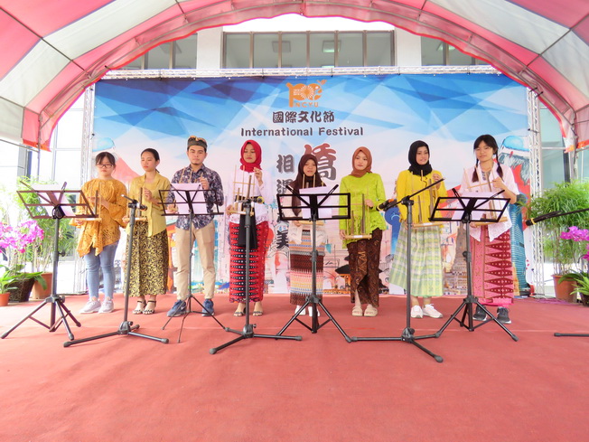 印尼國際生著傳統服裝表演印尼傳統樂器，點擊左鍵可預覽大圖(另開新視窗)