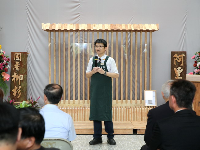 Lin Han-Chien, Dean of the NCYU College of Agriculture, introduced the processing and utilization of laminated veneer lumber of domestic cedar in Taiwan.