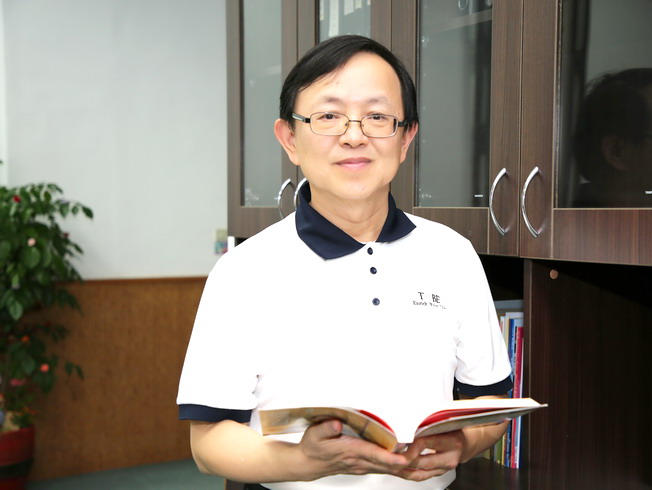 NCYU Vice President Yang Der-Ching, who is also Lifelong Distinguished Professor of the Graduate Institute of Mathematics and Science Education 