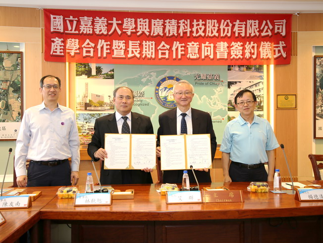 NCYU President Chyung Ay (second from right) and iBase Technology Inc. Chairman Lin Chiu-Hsu (second from left) signed an academic-industrial cooperation contract.