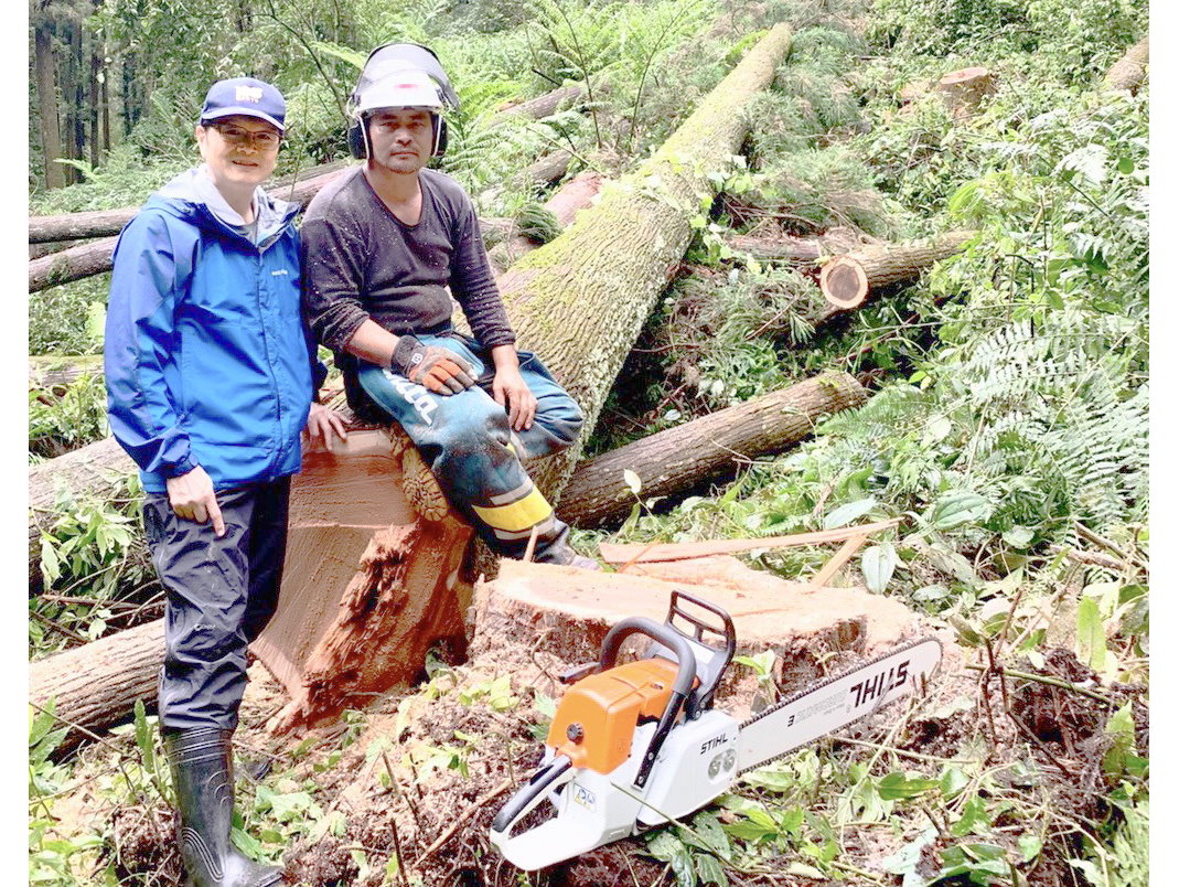 “Logging, bucking, gathering, transportation and storage” of domestic timber – a group photo of Han Qian Lin (left), Dean of the NCYU College of Agriculture, and loggers (right) 