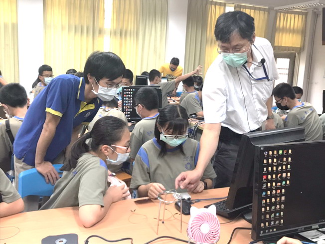 電物系余主任指導弘文高中學生如何以Arduino控制LED發光時間，點擊左鍵可預覽大圖(另開新視窗)