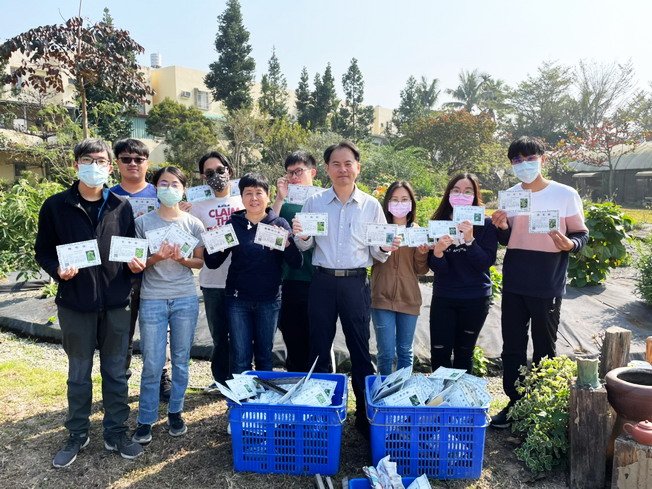 嘉大森資系師生運用所學協助地方農場掛設植物解說牌。（照片由主辦單位提供）(點擊左鍵可預覽大圖_另開新視窗)