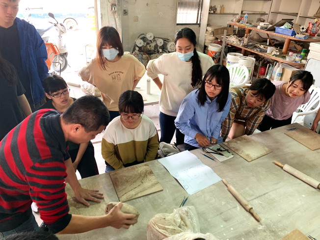  Mr. Zhuang Fu-Sheng, a volunteer from the Yuemei Community instructed students on how to make koji pottery. 