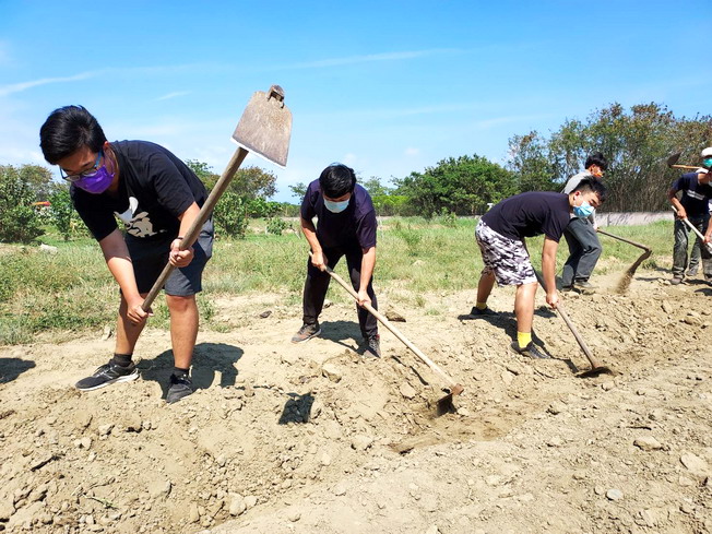 Despite the hot sun, the teachers and students from the NCYU Department of Forestry and Natural Resources carried out land preparation on the Eco-Friendly Farm, Lutsao Refuse Incineration Plant, Chiayi County. 