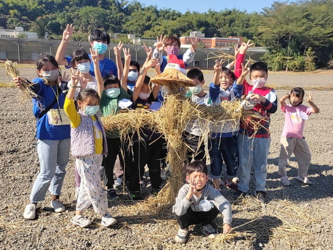 嘉大農藝志工隊帶領學童體驗紮稻草人。(照片由侯主任提供)