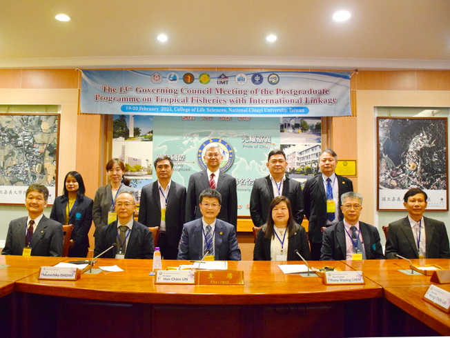 A group photo of NCYU President Han Chien Lin (3rd from left) and representatives of the International Linkage Programme (ILP) on Tropical Fisheries from various countries. 