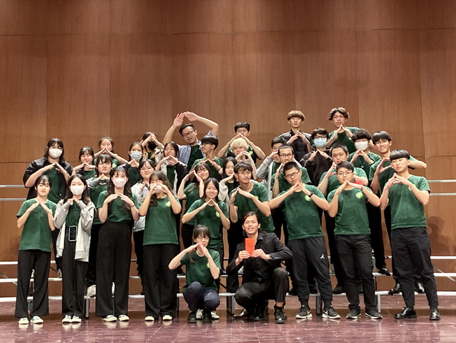 教育學系學生以自選曲「明天會更好-給澎湖的孩子」 榮獲111學年度合唱比賽第一名。（照片由民雄學務組提供），點擊左鍵可預覽大圖(另開新視窗)