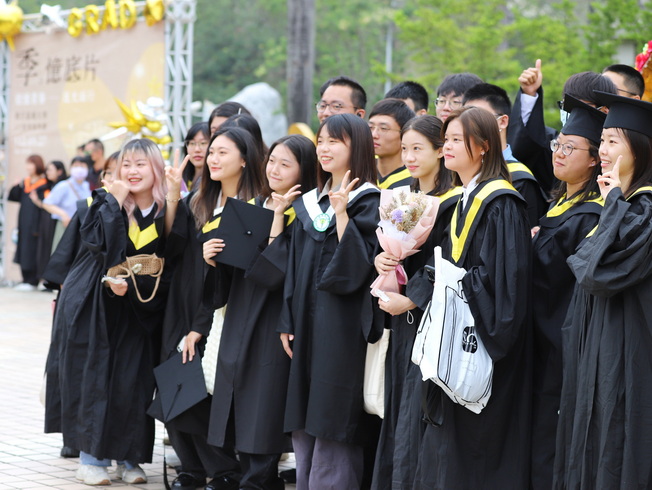 NCYU’s graduation ceremony for the graduating classes of 2023, titled “Hi-Story: Embrace Memories of Youth and Walk in the Light,” was held on the morning of May 27th. 