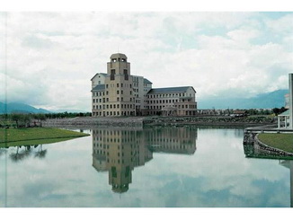 圖為東華大學東湖旁的新行政大樓，倒影美景迷人，成校園一景。(中時報少資料照片)