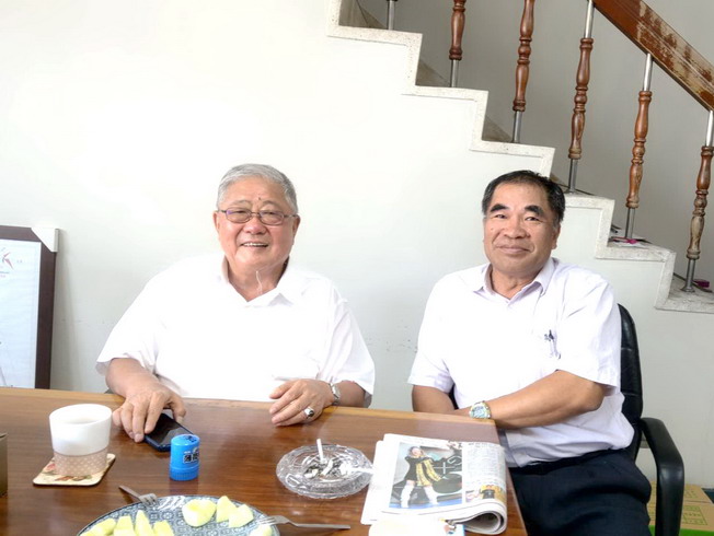隆成集團公司前董事長黃英源先生(左)捐贈10萬元與侯主任(右)合影