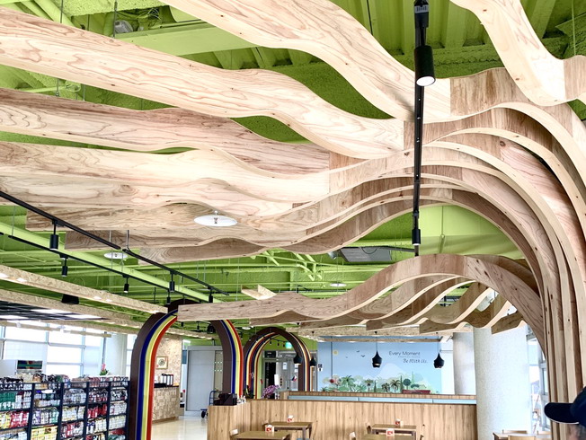 The laminated veneer lumber (LVL) of domestic cedar showcased at “Happy Tree Exhibition Space” demonstrates obvious natural texture and geometric, parallel lines