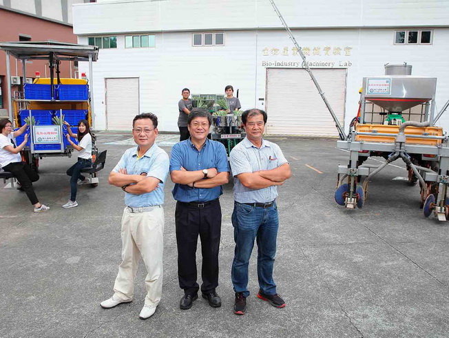 由(左起)洪滉祐、朱健松與黃文祿帶領團隊開發的鳯梨收穫專用機、鳳梨種植機、鳳梨田間管理機(後排左起)，讓鳳梨生產一條龍。