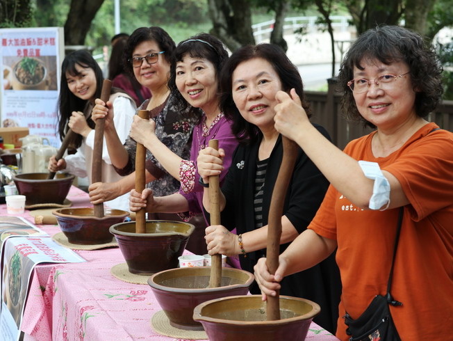 The faculty and staff of NCYU experienced the fun of making Lei Cha.