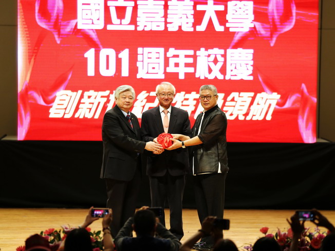 The chairman installation ceremony of the R.O.C. National Chiayi University Distinguished Alumni Association (from left to right, Chairman Lin Guo-Cun, President Chyung Ay, President Luo Qing-Yuan)