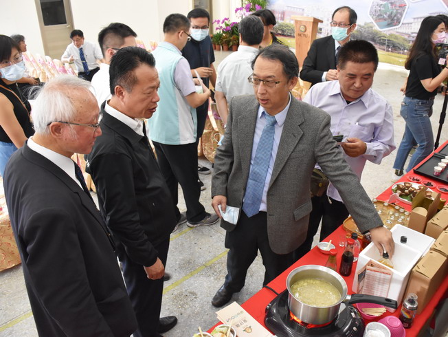  NCYU Vice President Chishih Chu introduced Weng Chang-Liang, Magistrate of Chiayi County, to products made from “Golden Bead Soybeans.”