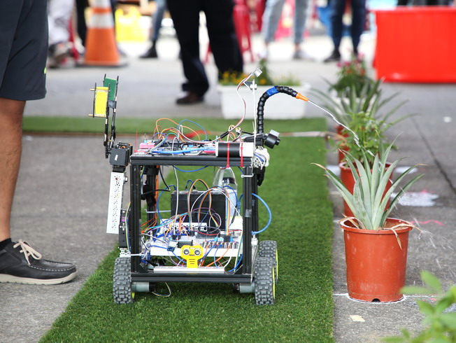 The field robot can carry out the mission of intelligent spraying and watering to induce pineapple flowering.