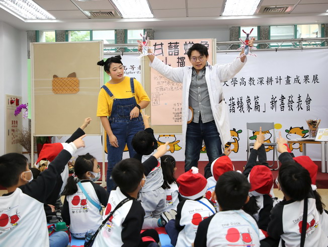 Zhou Yi-An (left) and Huang Hong-Yi (right), both students of the Department of Early Childhood Education, NCYU, introduced the pupils to the sweet potato weevil through storytelling.