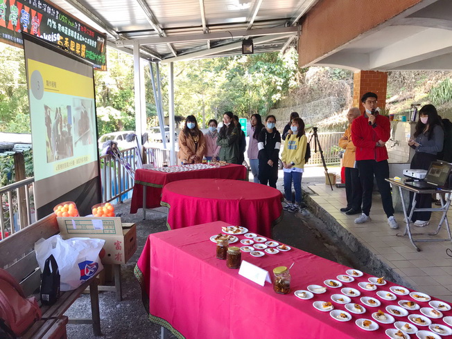  Gao Han-Xiang, a fourth-year student of the NCYU Department of Horticultural Science, explained the production philosophy and marketing methods to the locals. 
