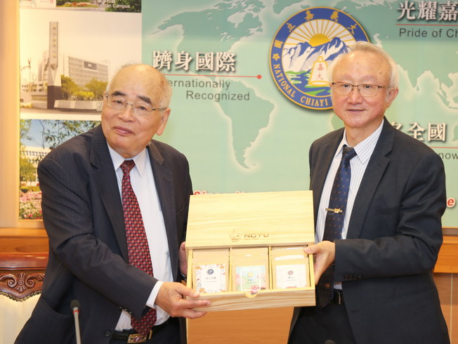 NCYU President Chyung Ay presented “NCYU-1919” wooden box premium coffee to Nam Liong Group CEO Shao Ten-Po (left) 