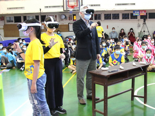 MOST Minister Wu experienced VR interaction with pupils of Singchia Elementary School. 