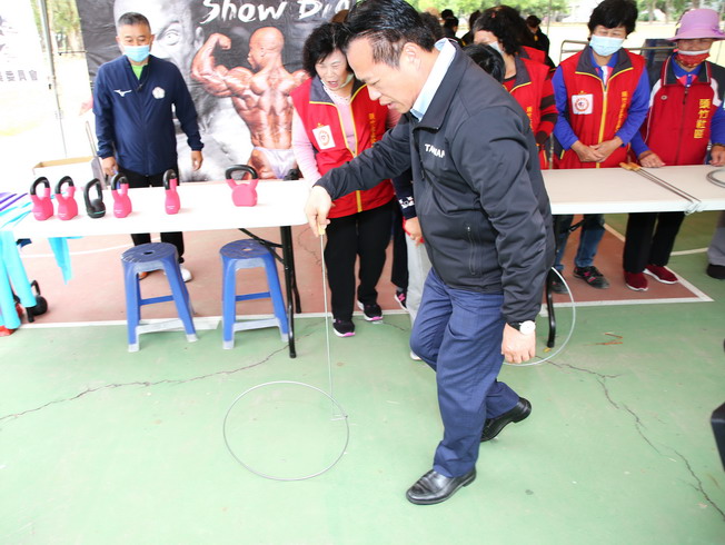 Magistrate Weng Chang-Liang experienced the fun game of hoop rolling. 