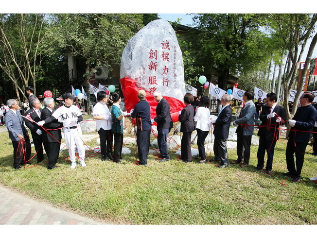 由校友總會羅清元榮譽理事長捐贈百年碁石於校慶典禮當天舉行揭牌儀式