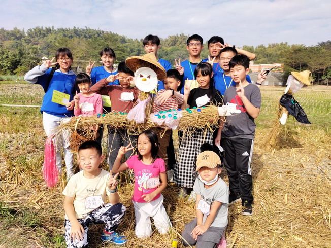 The Agronomy Volunteer Team organized rural life experience camps for school children in Chiayi City during weekends. 