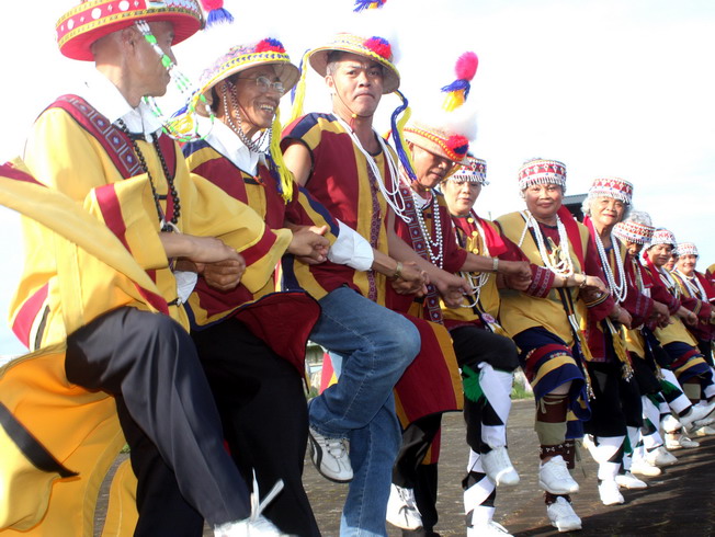撒奇萊雅族豐年祭舞蹈。(照片由曾毓芬教授提供)