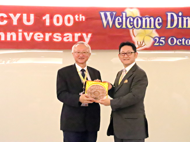 艾群校長(左)致贈紀念品給日本中京大學梅村清英理事長(右)