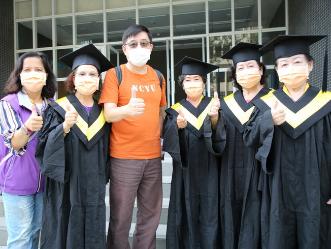  A group photo of the elders, wearing a smile on their faces in their bachelor’s gowns, with Gu Guo-Long (third from left), Deputy Dean of Academic Affairs, NCYU