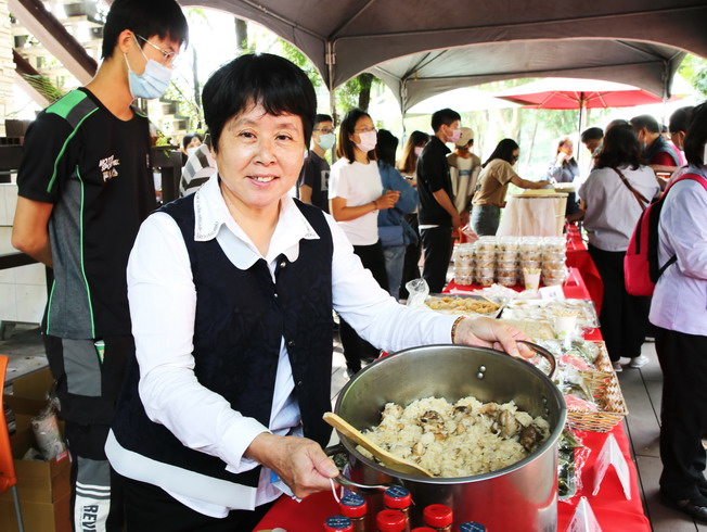 現場提供嘉大臺南糯3號製作成的麻油雞油飯、草仔粿、甜糯米及花生麻糬等加工食品品嚐。