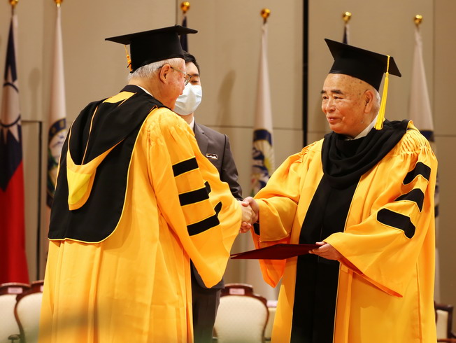 NCYU President Chyung Ay (left) presented an honorary doctorate to Shao Ten-Po (right), CEO of Nam Liong Group.