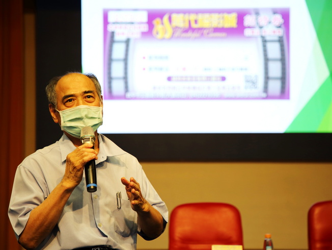 Huang Bing-Xi, Chairman of Wonderful Cinemas, delivered remarks. 