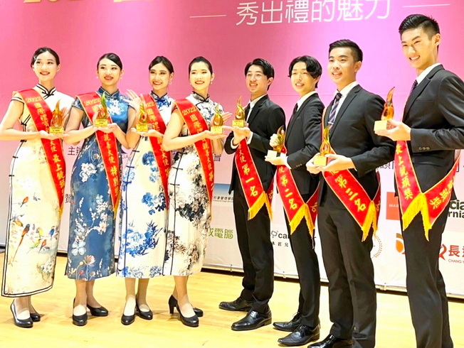 許茂彬(右2)榮獲 「2022國際禮賓親善大使-秀出禮的魅力」選拔活動第三名。（照片由本人提供）